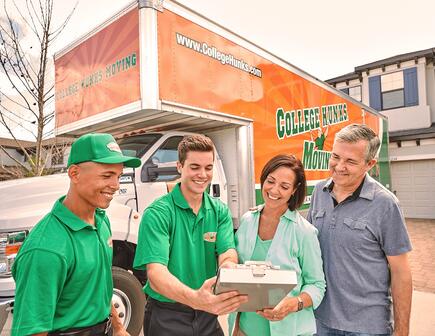 A family working with College HUNKS movers